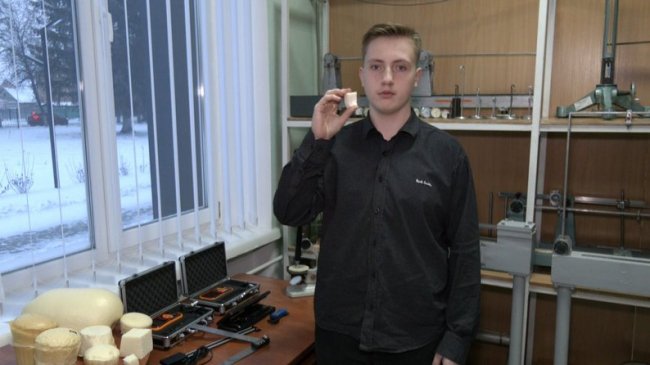 Роман Мікуліч тримає у руках м'яку піну з пам'яттю форми, яку сам розробив.