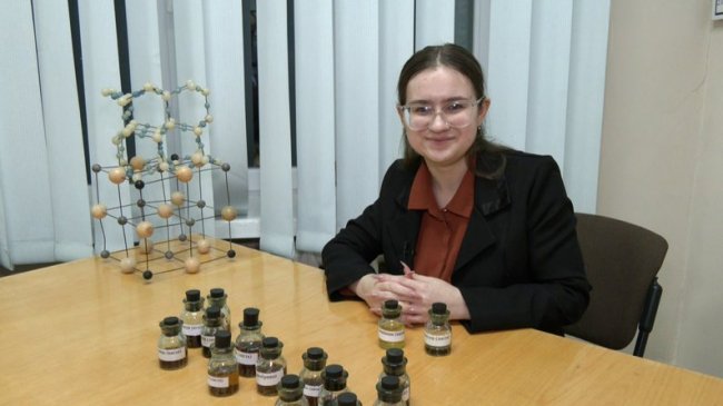 Вікторія Скляренко показує власноруч створені барвники з квітів та трав, що ростуть на Волині.