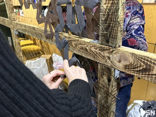 77 замовлень від військових: лучан кличуть плести маскувальні сітки для ЗСУ