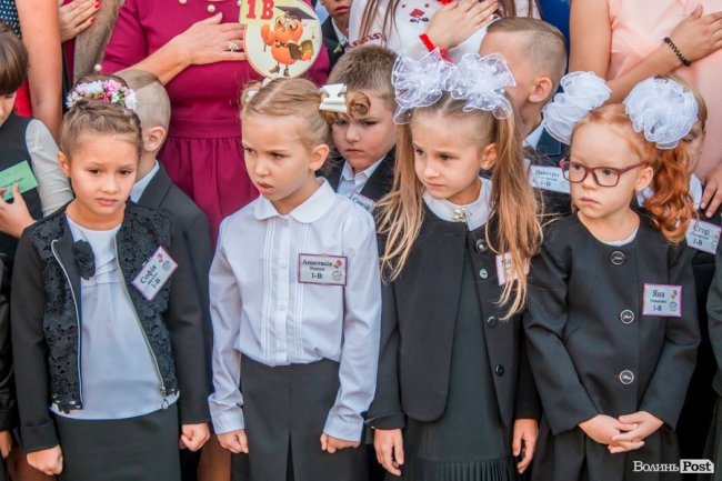 Квіти, вітання та усміхнені першачки: у луцькій школі №9 пролунав перший дзвоник. ФОТО