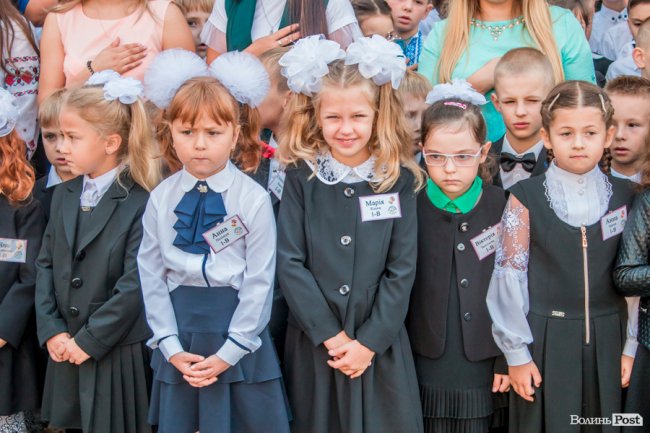 Квіти, вітання та усміхнені першачки: у луцькій школі №9 пролунав перший дзвоник. ФОТО