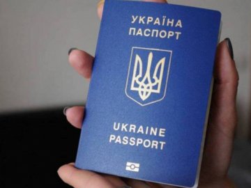 Не перевірили паспорт і видали бюлетень: лучанку обурило голосування на одній із дільниць