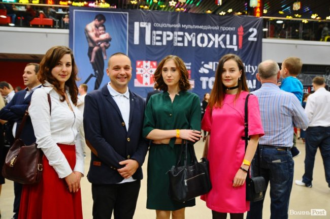 Луцькі волонтерки Любава Казмірчук, Аріна Крапка, Юлія Євпак та атовець Олег Кобилинський