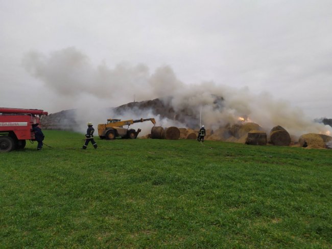 У селі на Волині посеред поля горіли стоги тюкованої соломи. ФОТО 