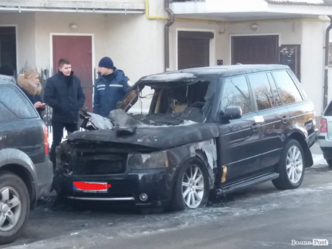 У Луцьку вночі згорів Range Rover. ФОТО