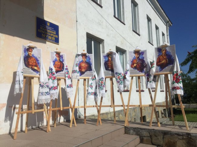 Cтяги з Євромайдану, АТО і ООС: у місті на Волині презентували колекцію прапорів. ФОТО