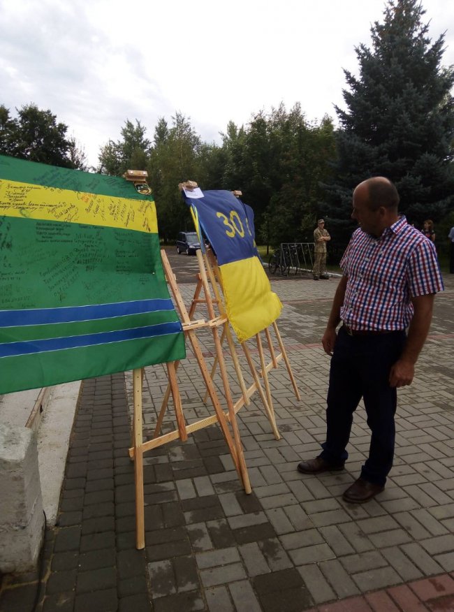 Cтяги з Євромайдану, АТО і ООС: у місті на Волині презентували колекцію прапорів. ФОТО