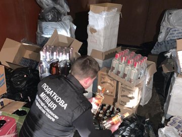 У Луцьку на ринку продавали «ліву» горілку і цигарки. ФОТО