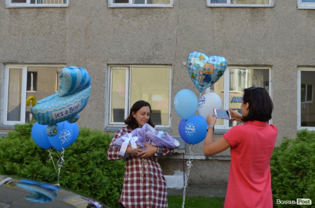 Необхідне для немовлят: у Луцьку вручили перші на Волині пакунки маляти. ФОТО