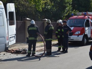 Медики врятували життя водія авто, в якому трапився вибух. ВІДЕО 