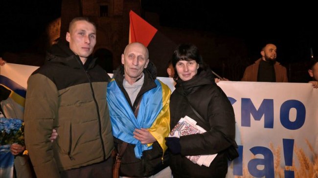 «Заради онуків я вижив»: у Луцьку зустріли звільненого з полону 60-річного військового Віталія Войтовича