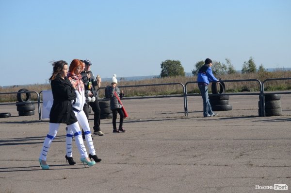 Під Луцьком відбувся чемпіонат з дрег-рейсингу. ФОТО
