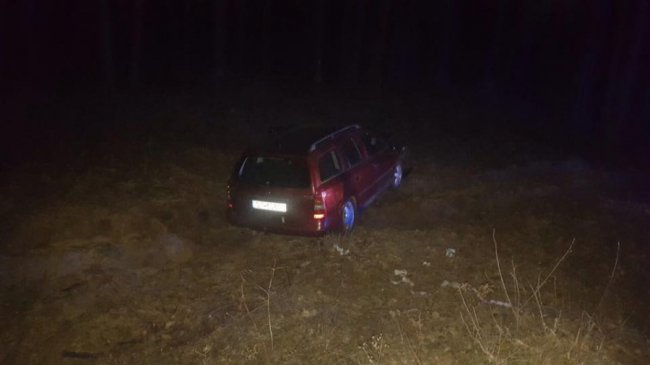 На Волині через зіткнення два автомобілі злетіли з траси: троє людей – у лікарні. ФОТО