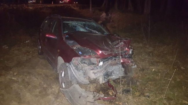 На Волині через зіткнення два автомобілі злетіли з траси: троє людей – у лікарні. ФОТО