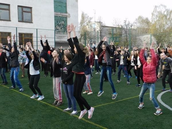 У Луцьку проводили гімнастику з нагоди Всесвітнього дня здоров'я. ФОТО