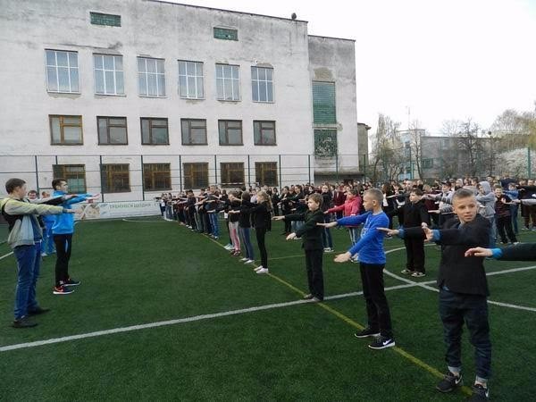 У Луцьку проводили гімнастику з нагоди Всесвітнього дня здоров'я. ФОТО