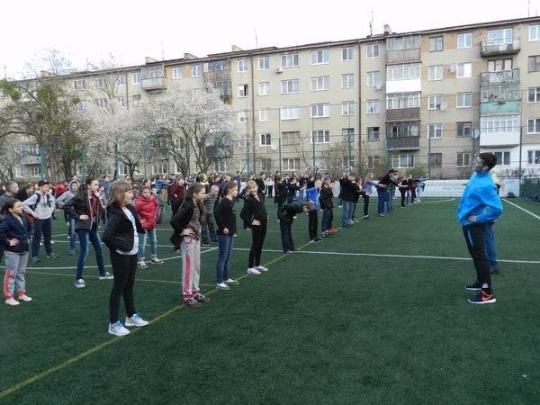 У Луцьку проводили гімнастику з нагоди Всесвітнього дня здоров'я. ФОТО