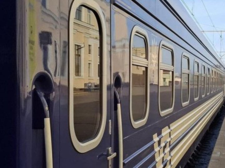 За 2 км від кордону з Польщею: дрон росії знову атакував пасажирський потяг на Волині. ВІДЕО