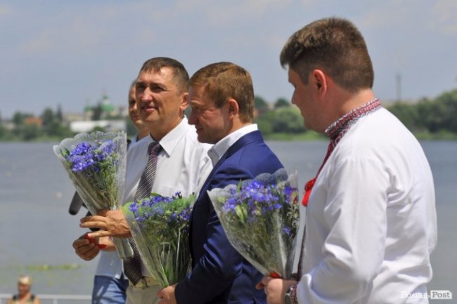 Зліва направо: Олег Кіндер, народний депутат Степан Івахів, директор фонду «Патріоти Волині» Денис П'ятигорець під час відкриття другої черги набережної в Ковелі