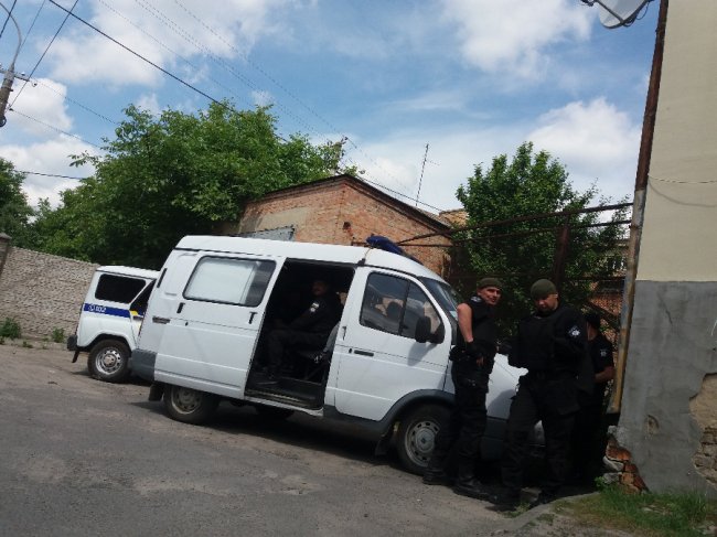 Фото зі стеження за поліцейськими