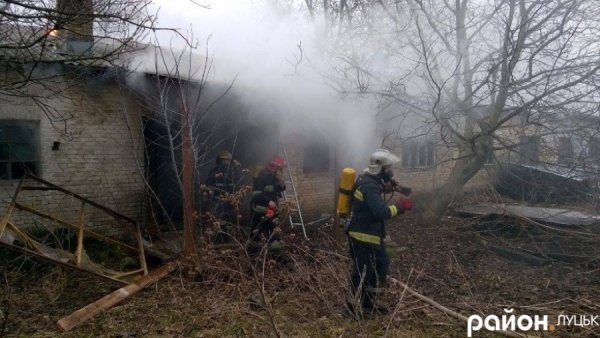 У Луцьку загорівся столярний цех. ФОТО