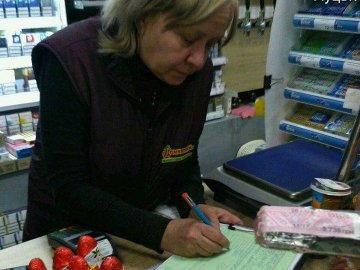 Попри заборону, луцькі магазини продовжують продавати алкоголь вночі. ФОТО
