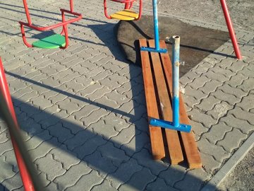 «Навчіть своїх дітей цінувати»: у Луцьку невідомі понівечили дитмайданчик