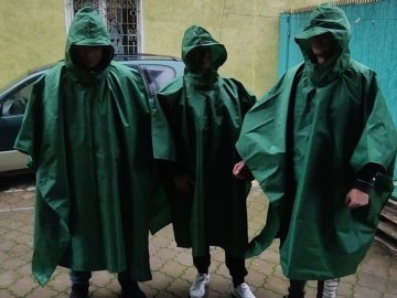 Про «знамениті плащі з Лукова», або Історія волонтерства однієї волинської громади