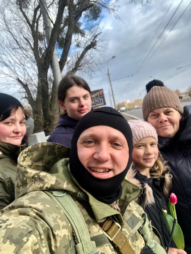 Щоб хоч на мить повернути посмішки: у Луцьку тероборонівці дарували квіти перехожим жінкам 