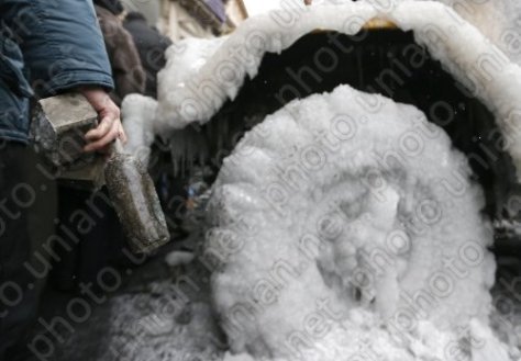 У Києві міняють «бутафорні» барикади на справжні.ФОТО