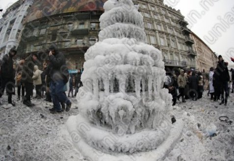 У Києві міняють «бутафорні» барикади на справжні.ФОТО