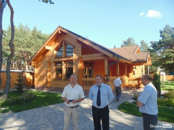 Можновладці відвідали «волинське Межигір’я». ФОТО