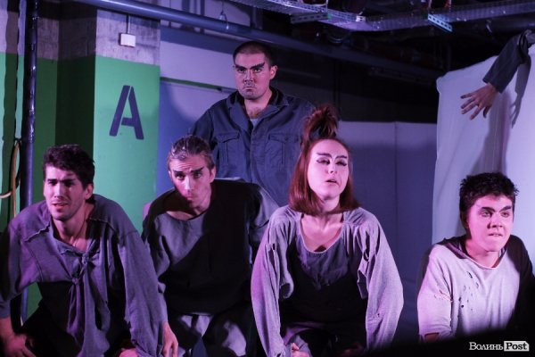 «Мандрівний вішак» у Луцьку епатував, дивував та змушував задуматись. ФОТО