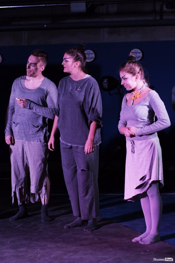 «Мандрівний вішак» у Луцьку епатував, дивував та змушував задуматись. ФОТО