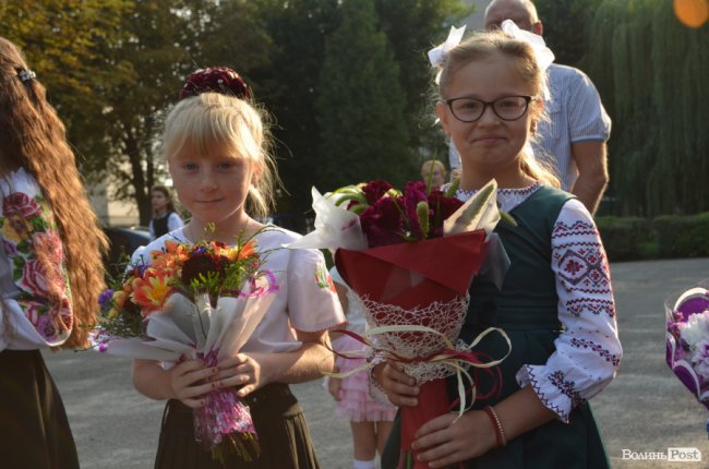 Перший дзвоник у луцькій школі №17. ФОТО