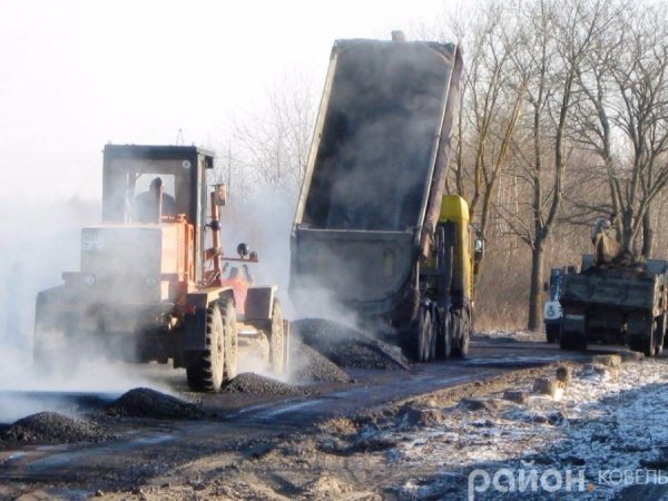 У Ковелі дорогу асфальтують по замерзлих калюжах