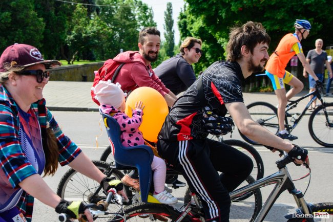 З дітками, собакою та у вишиванках: як лучани провели «Велодень-2019». ФОТО