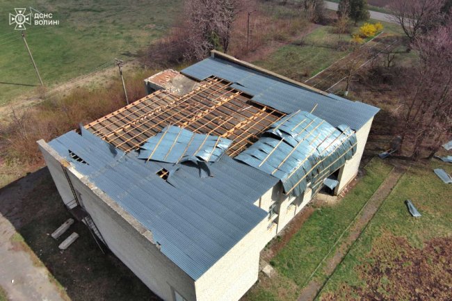 На Волині рятувальники ліквідували наслідки негоди: зірвало дах у будинку культури, школі та бібліотеці