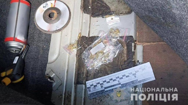 У автівці волинянина знайшли 12 пакетів із наркотиками. ФОТО