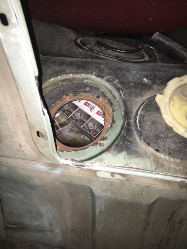 Волинські прикордонники знайшли контрабандні сигарети у паливному баку авто. ФОТО