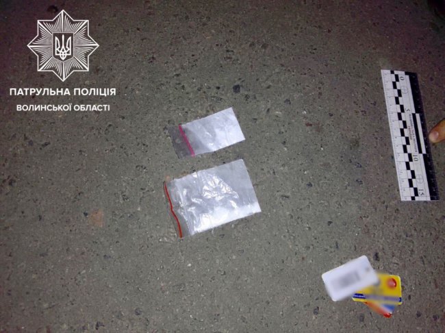У Луцьку патрульні затримали 6 чоловіків з наркотиками. ФОТО