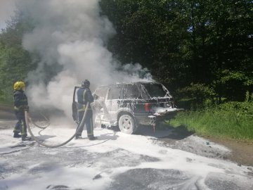 На Рівненщині посеред траси загорівся Range Rover. ФОТО
