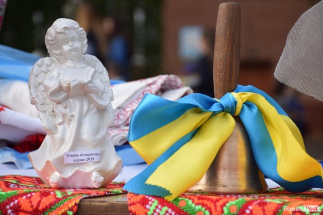 Емоції від драйву до сліз: останній дзвоник у луцькій школі №25. ФОТО