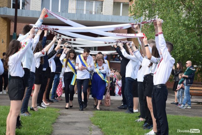 Емоції від драйву до сліз: останній дзвоник у луцькій школі №25. ФОТО