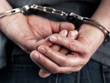 Задушив еластичним бинтом: рецидивіст вбив жінку на кладовищі