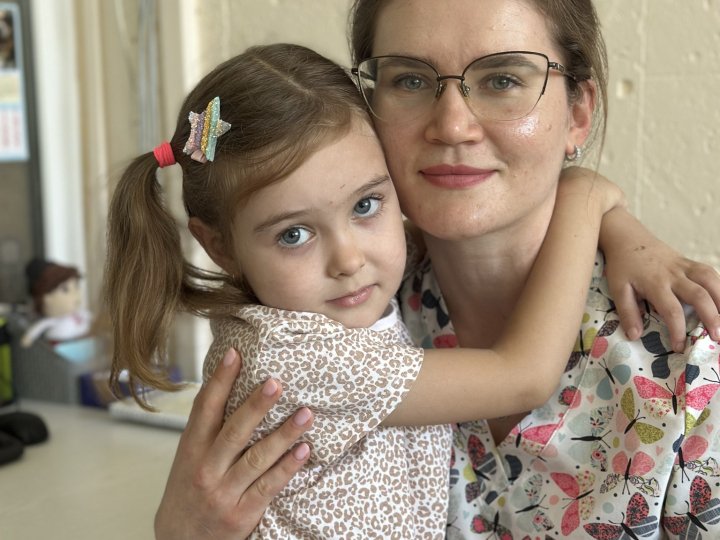 Їхала з бабусею велосипедом за морозивом, на узбіччі їх збило авто: 6-річна Єва з Волині відновлюється після ДТП