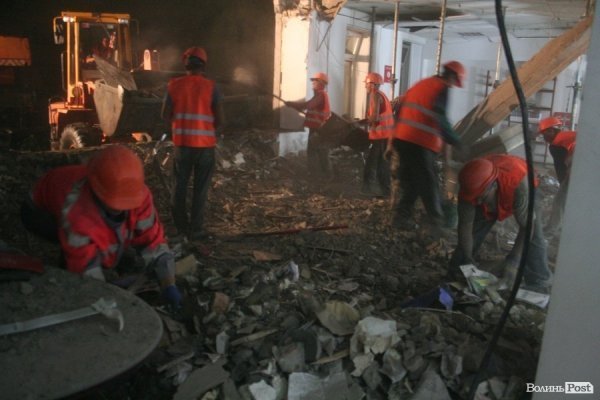 Обвал зсередини: з магазину вигрібають уламки стін і виносять товар