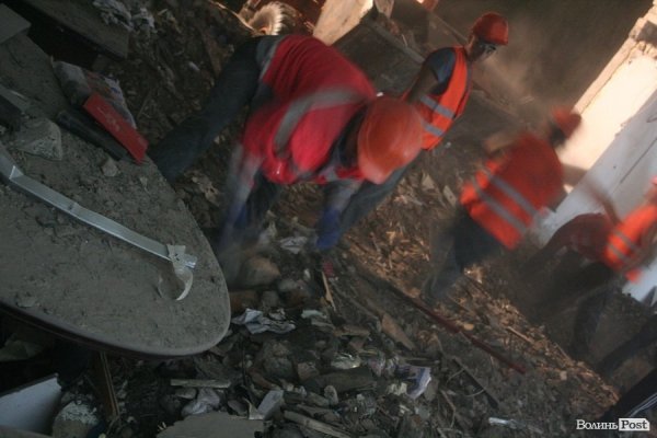 Обвал зсередини: з магазину вигрібають уламки стін і виносять товар