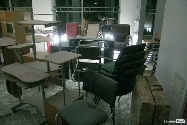 Обвал зсередини: з магазину вигрібають уламки стін і виносять товар