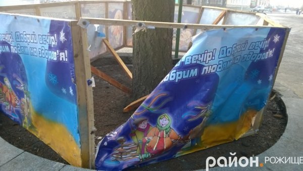 Вандали потрощили новорічні стенди на Волині